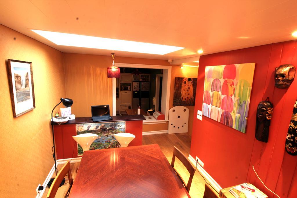 Our House Guesthouse เรคยาวิก ภายนอก รูปภาพ